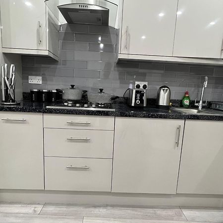 F4 Luxury Stays One Bed Apartment With Parking イルフォード エクステリア 写真