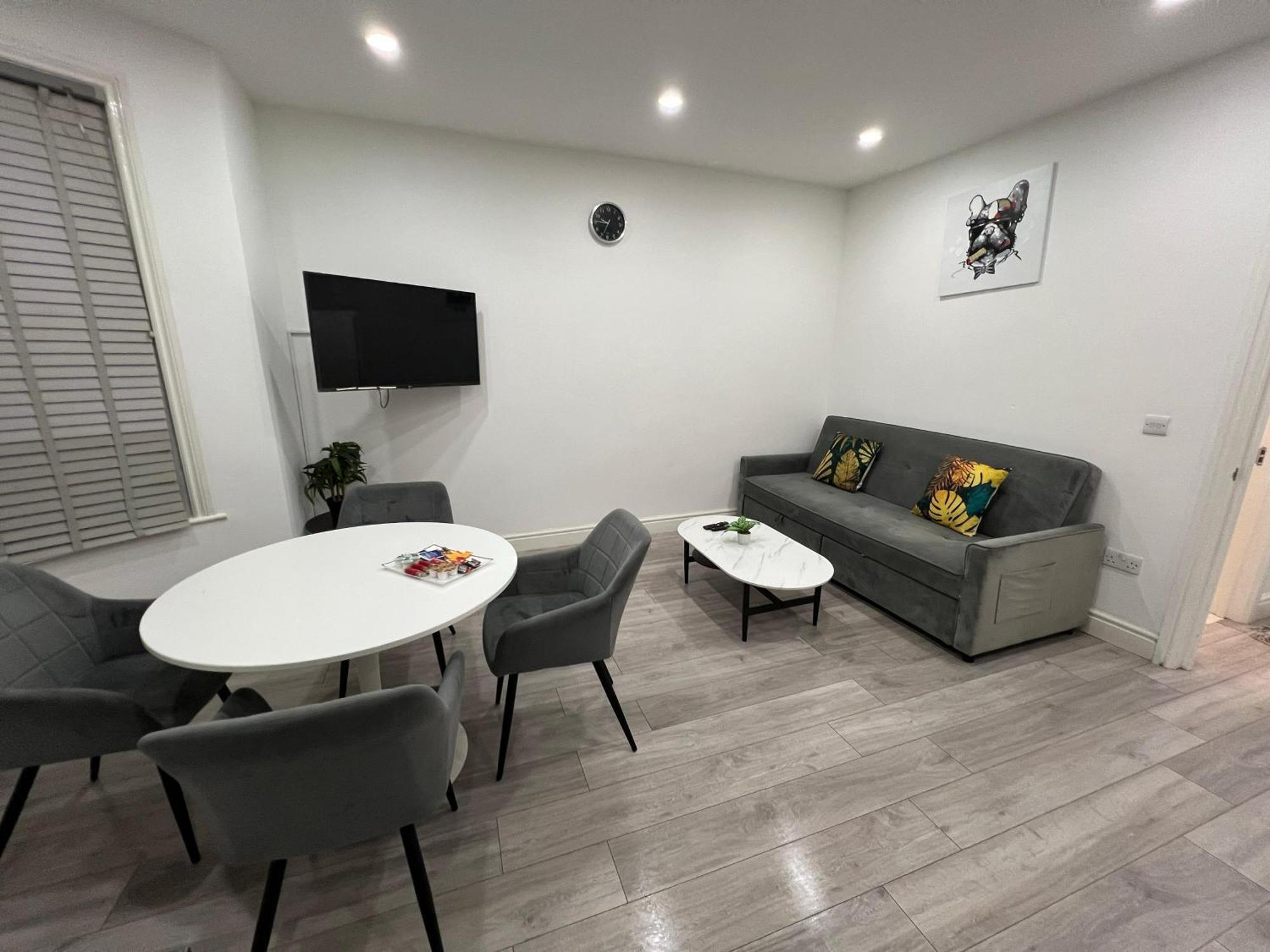 F4 Luxury Stays One Bed Apartment With Parking イルフォード エクステリア 写真