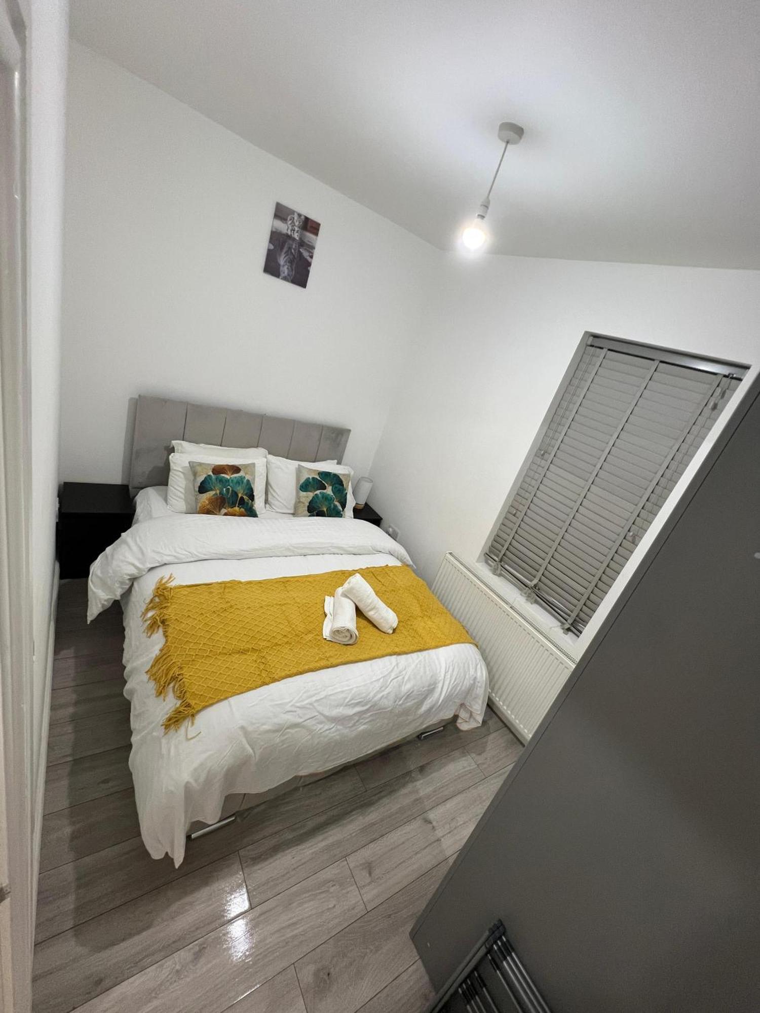 F4 Luxury Stays One Bed Apartment With Parking イルフォード エクステリア 写真